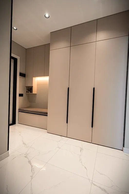 Placard d'entrée blanc minimaliste